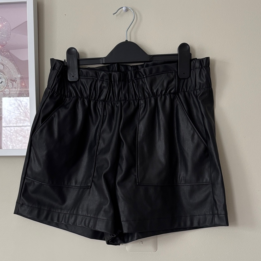 BLACK LEATHER SHORTS